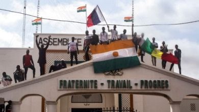 • Men hold Niger and Russian flags as they gathers with thousands of anti-sanctions protestors in support of the junta in Niamey, Niger on August 3, 2023. Photo: CNN