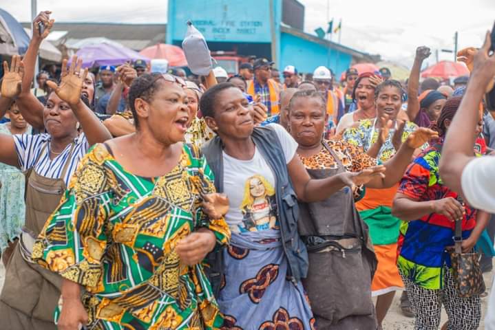 Ndiya Street: “Eno a promise keeper”, Lawmakers, Akpan Andem market community hail governor over projects delivery 8 • The atmosphere at the market was one of joy and celebration as market women danced happily to show their appreciation to the governor.