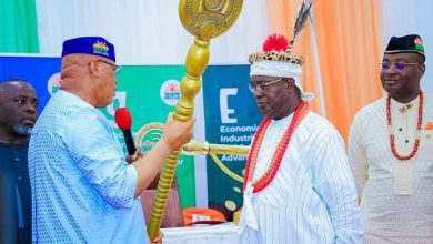 • • Governor Umo Eno (L) presenting the Staff of Office to the Oku Ibom Ibibio– His Eminence, Ntenyin Solomon D. Etuk (CFR) as the President-General of Akwa Ibom State Supreme Council of Traditional Rulers, shortly after the passage of the law last week