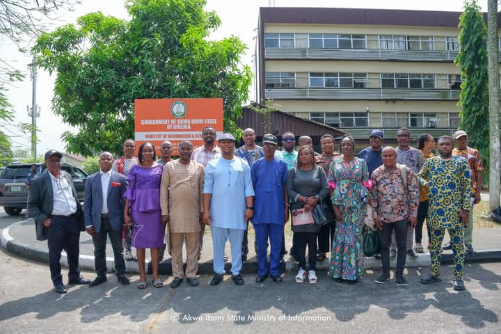 Journalists, online publishers pledge support for Gov Eno's administration 5 • Cmrd. Ini Ememobong (m) with correspondents of national newspapers