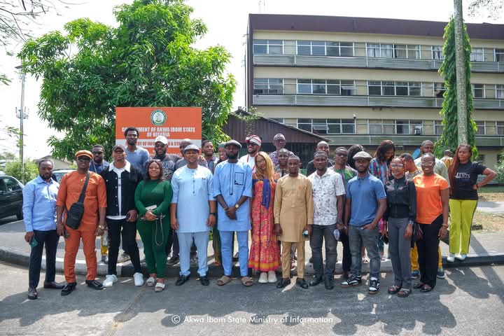 Journalists, online publishers pledge support for Gov Eno's administration 4 • Cmrd. Ini Ememobong (m) On-Air personalities in the state
