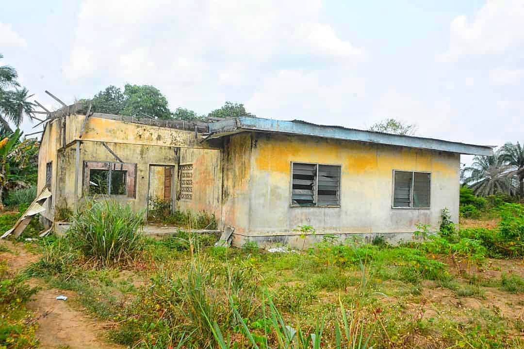 Etinan: Concerns rise over deteriorating infrastructure at Ikot Nte community school 8 • Dilapidated teachers' quarters in CSCS Ikot Nte