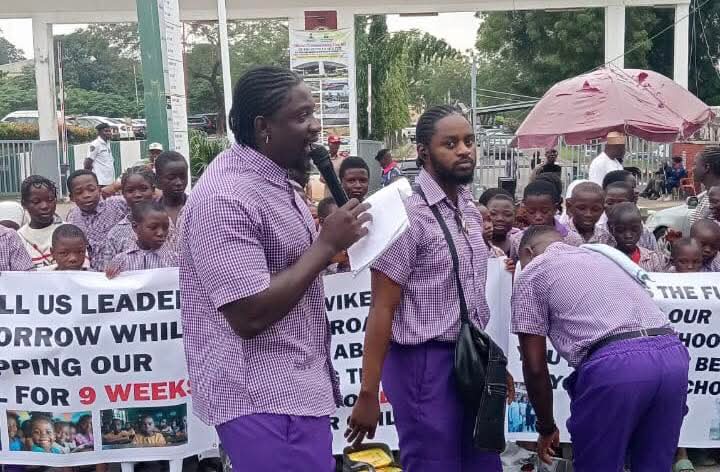 Teachers’ Strike: VeryDarkMan protests at Wike’s gate, holds class for kids