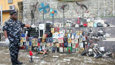 Police arrest Keke robbery gang in Akwa Ibom, seize 72 stolen phones 6 • Mr Baba Muhammed Azare displaying recovered stolen items, yesterday