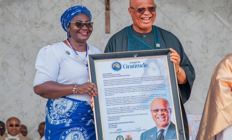 CWON honours Gov Eno at Uyo Diocesan new year prayer