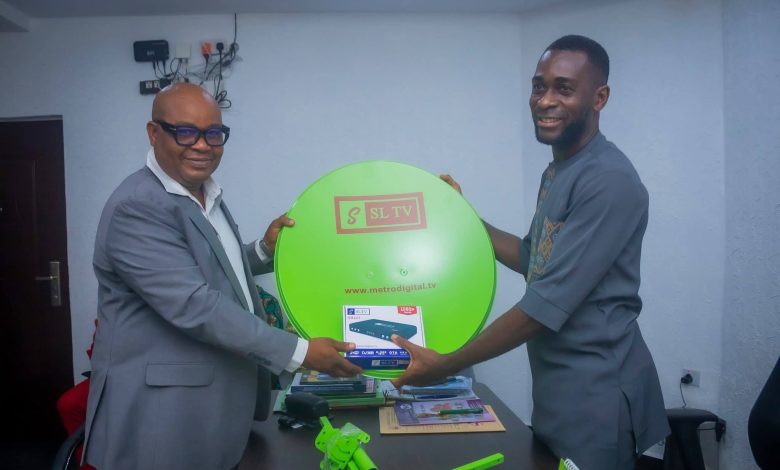 • Comrade Nsibiet John (r) & Mr Emmanuel Sam during the presentation of SLTV to the NUJ, yesterday