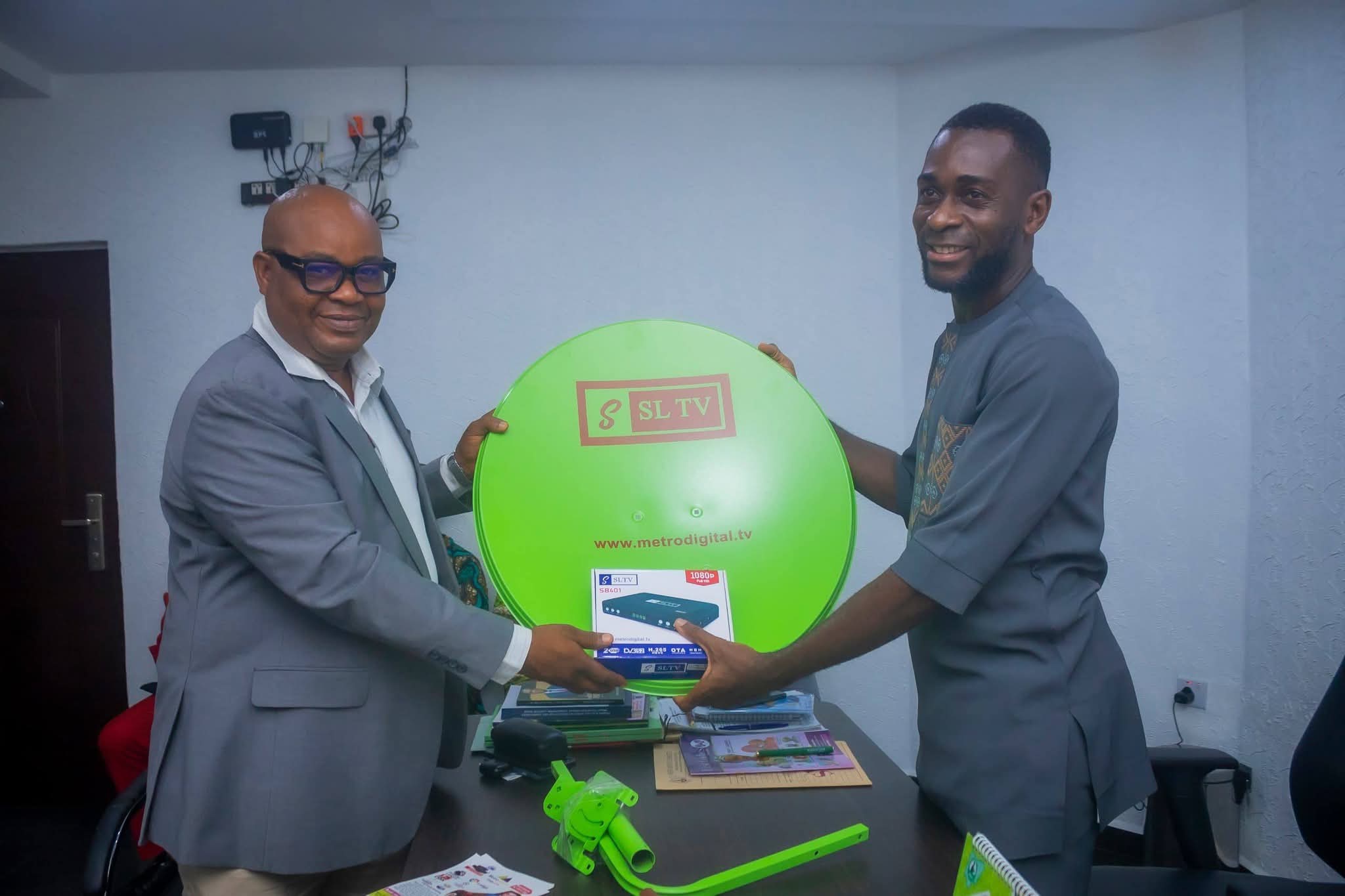 • Comrade Nsibiet John (r) & Mr Emmanuel Sam during the presentation of SLTV to the NUJ, yesterday