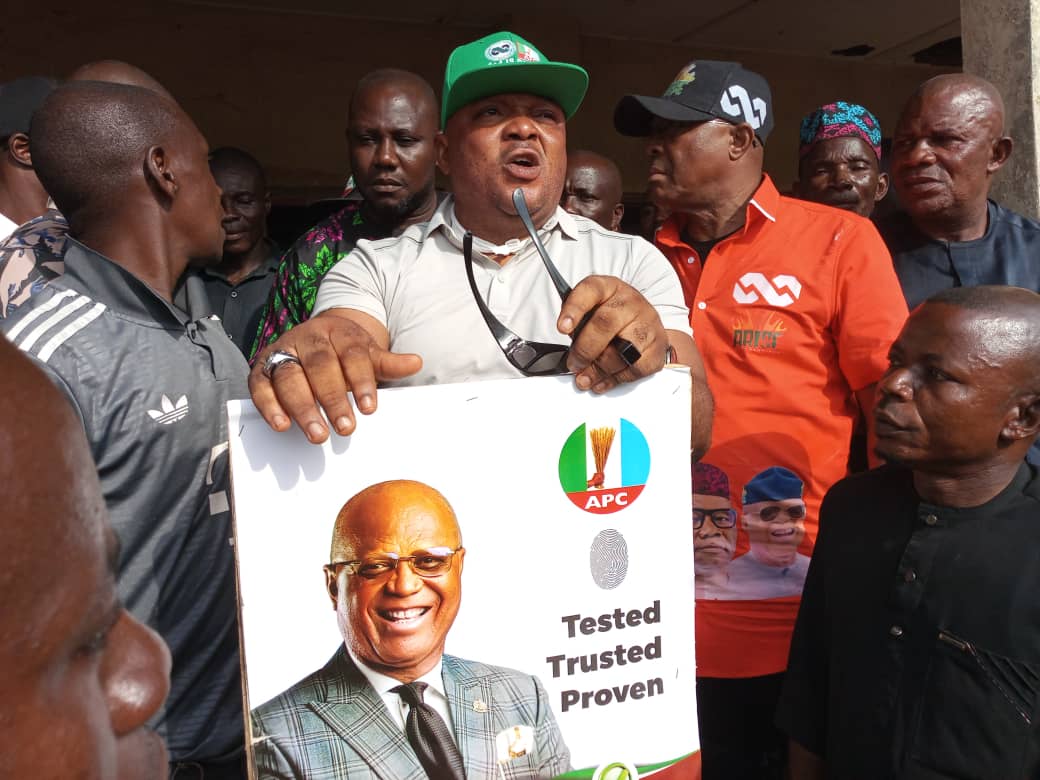 2027: Councillor congratulates Gov Eno, Akpabio, others for securing APC tickets 1 • Hon (Ukai) Ekikere Joshua Udo displaying Governor Umo Eno’s poster during the governorship primary elections in Ini, on Thursday