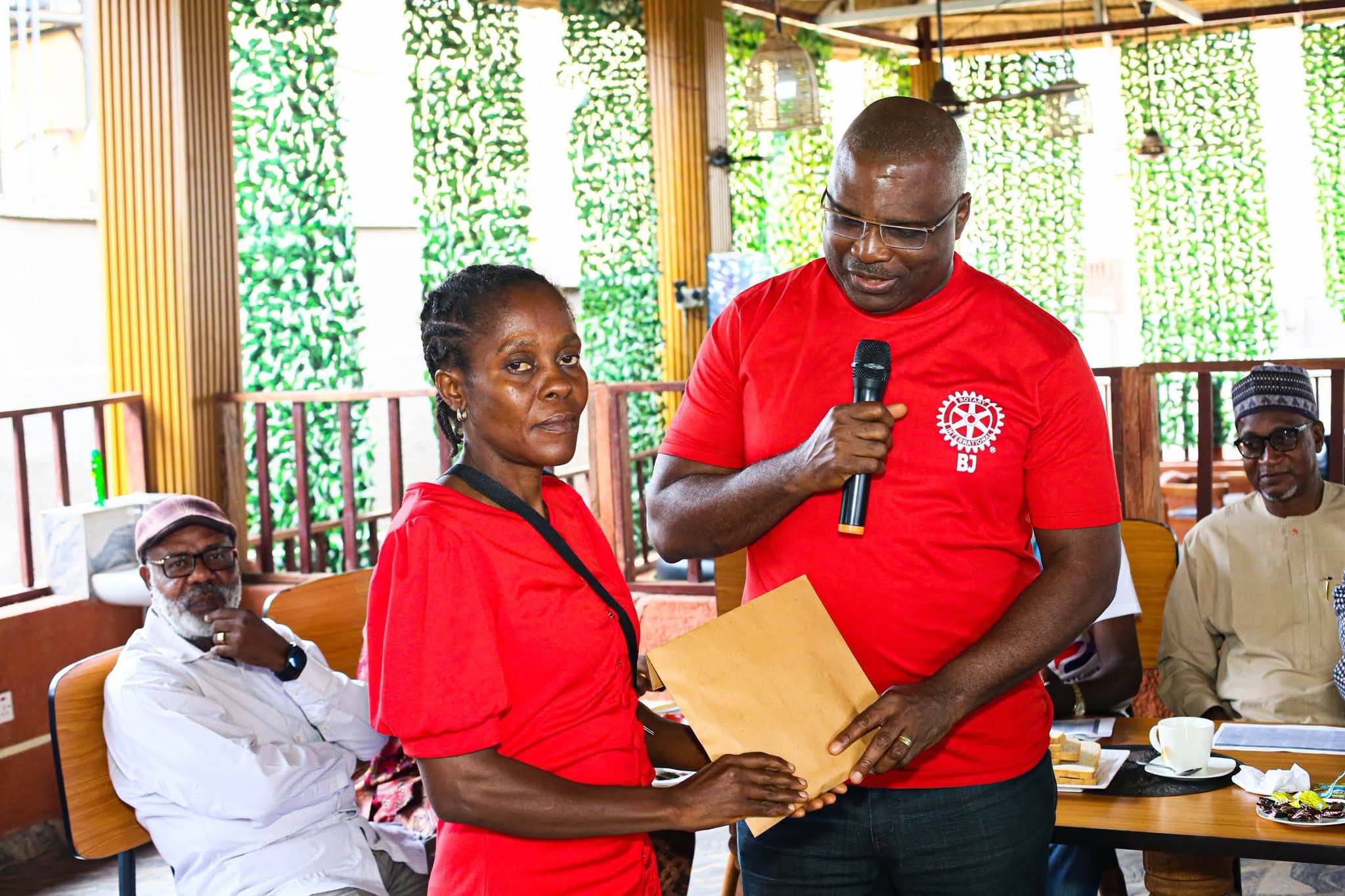 CREATE HOPE team of Rotary District 9142 donates N1m in business support to 10 indigent people in Enugu 9 CREATE HOPE team of Rotary District 9142 donates N1m in business support to 10 indigent people in Enugu