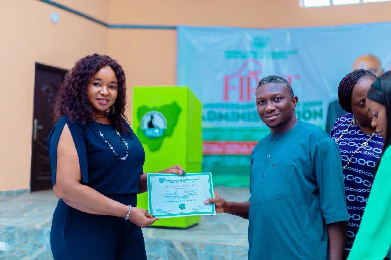 NUJ leadership summit charts new course for professionalism, union growth in Akwa Ibom 15 • Secretary of NUJ, AKS Council, Comrade Nsikak Esenowo (R) presenting the certificate of participation to the Secretary of AKBC Tv Chapel, Comrade Julie Richards